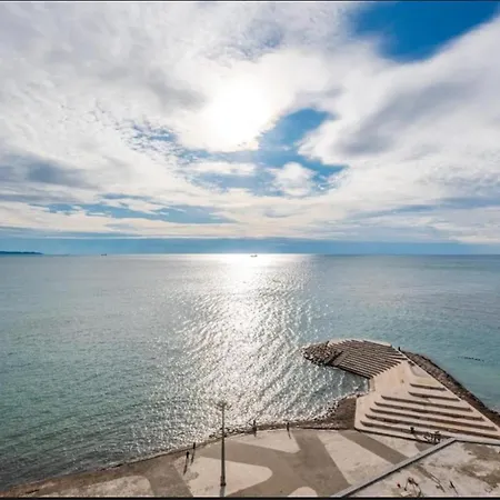 The Seafront Loft Sea View *